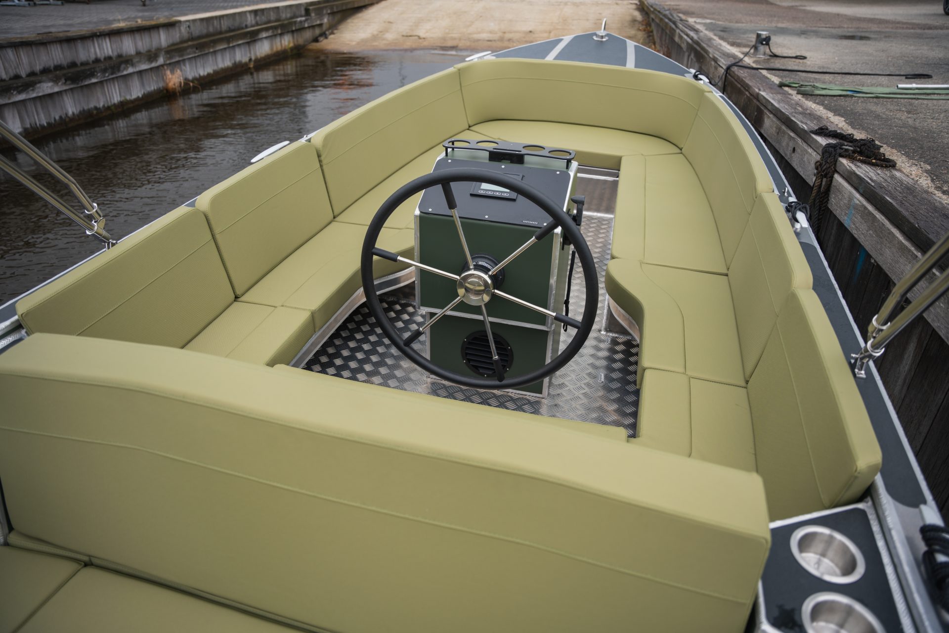 Van Vossen Plugin-E-SloepTender 595, stuurstand met stuurwiel en zitbanken