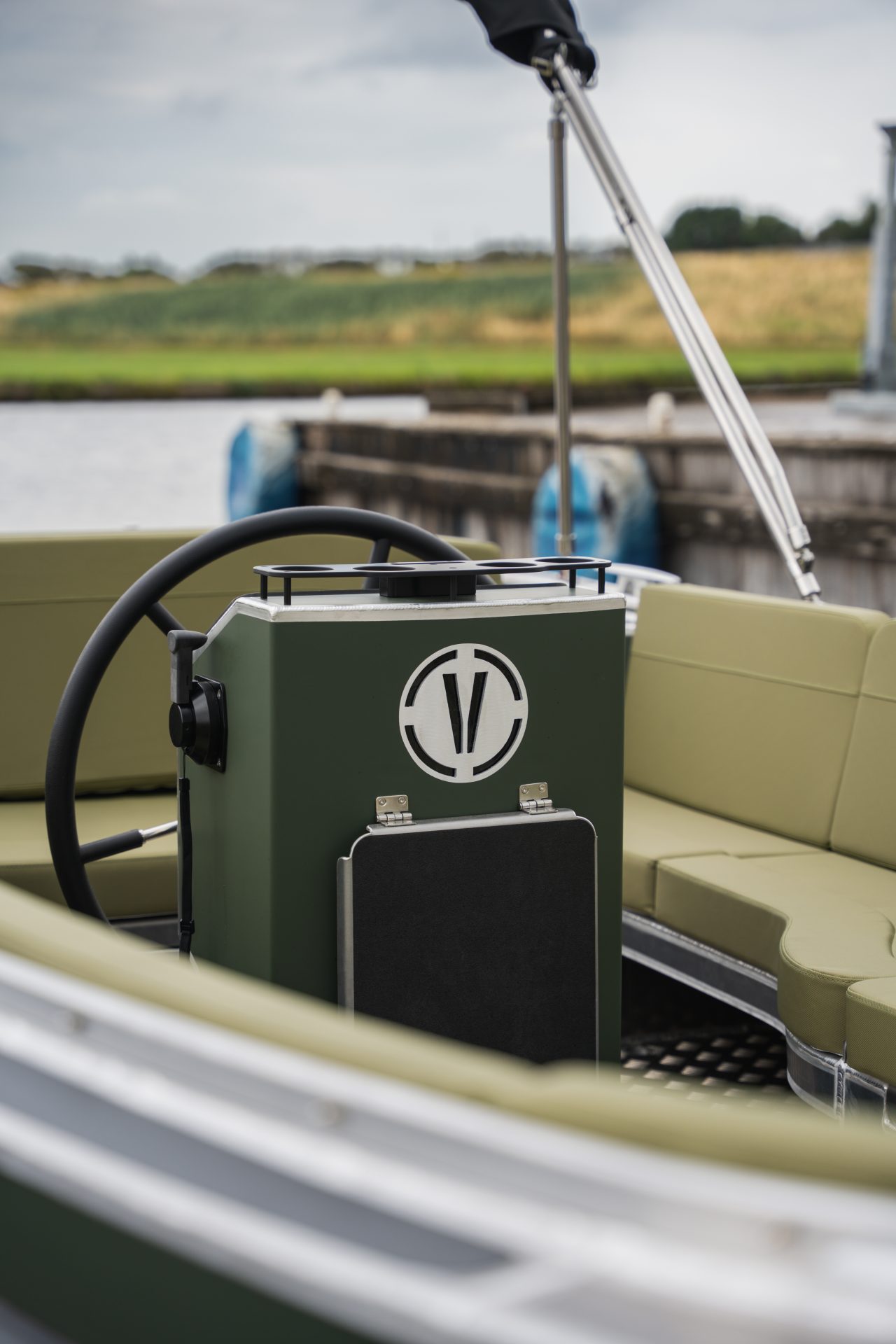 Van Vossen Plugin-E-SloepTender 595, stuurstand met zitbank aan boord