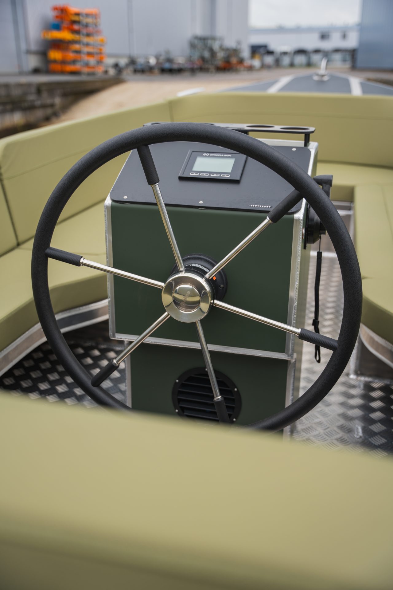Van Vossen Plugin-E-SloepTender 595, stuurwiel met dashboard boot