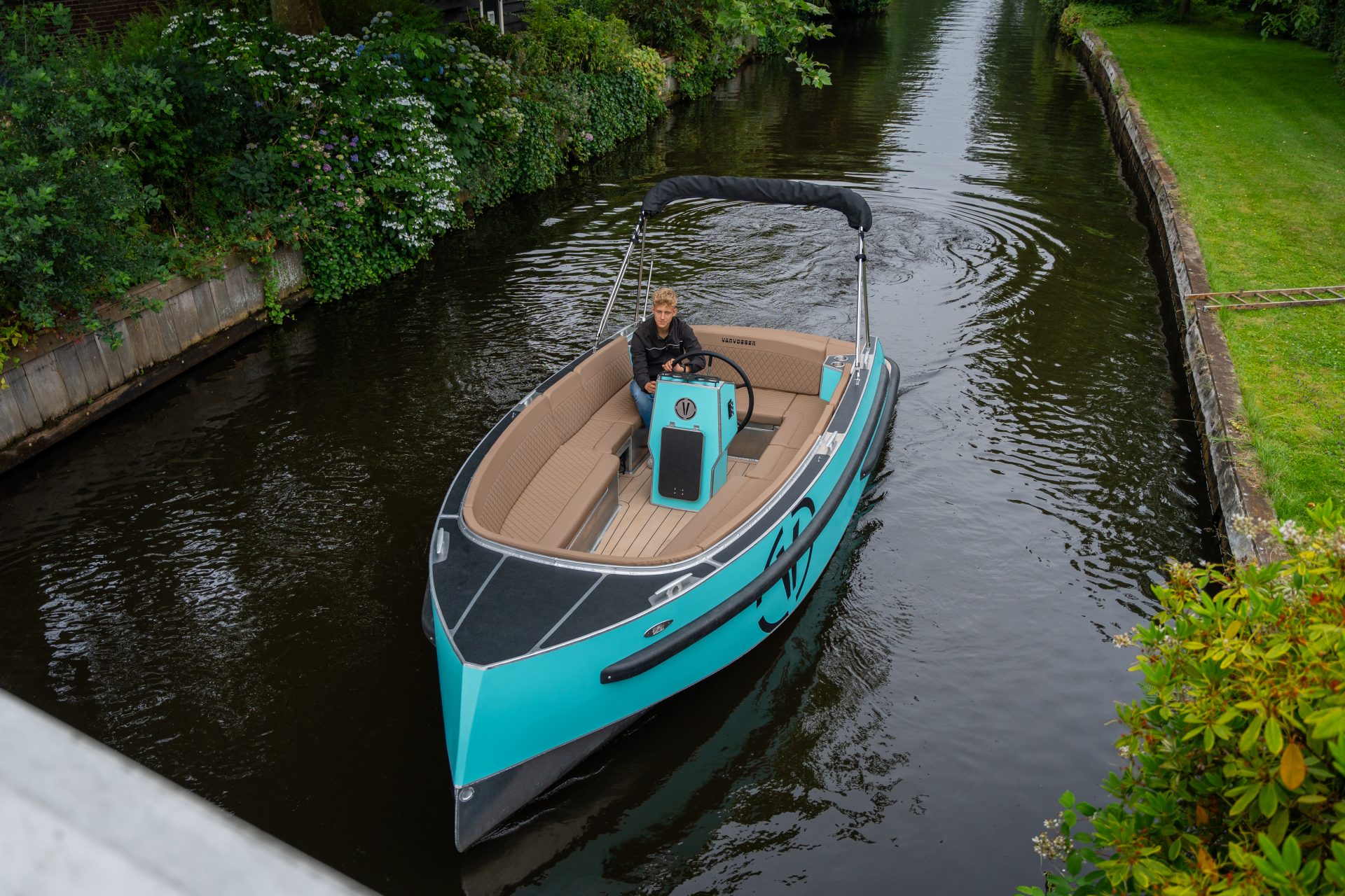 Van Vossen Plugin-E-Sport 650, boot varend door smalle vaart