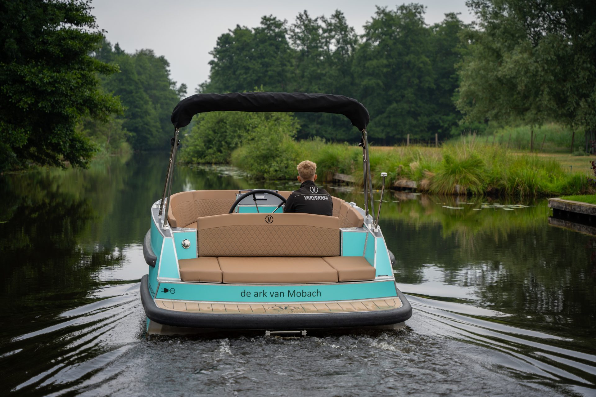 Van Vossen Plugin-E-Sport 650, boot varend op kanaal