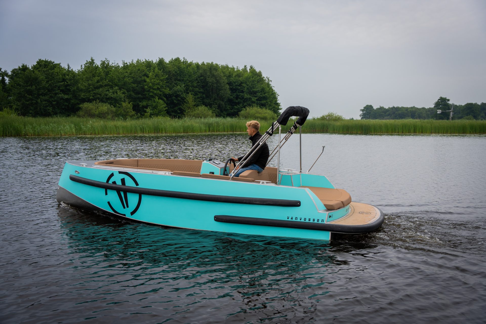 Van Vossen Plugin-E-Sport 650, turquoise boot varend op meer