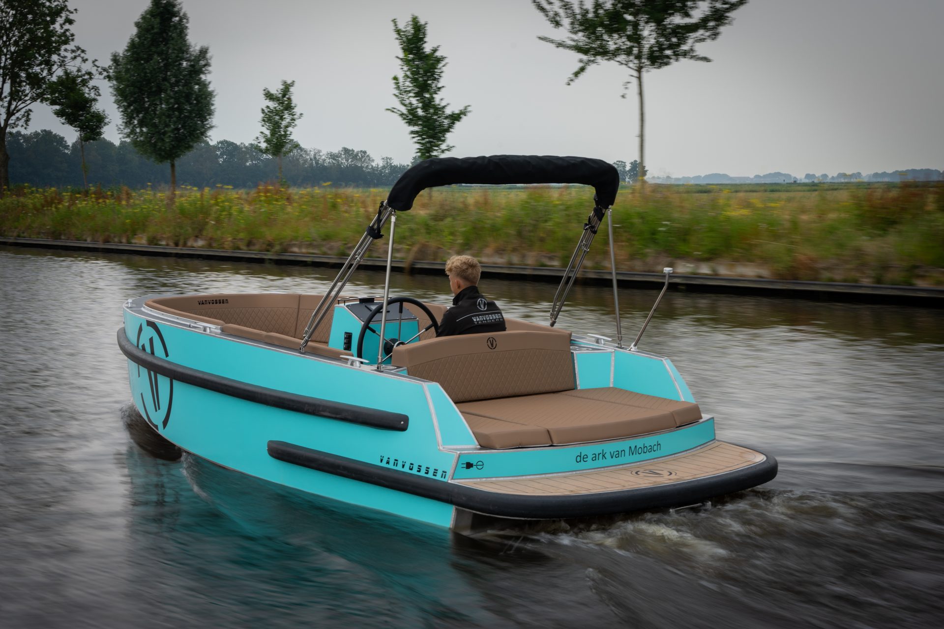 Van Vossen Plugin-E-Sport 650, turquoise boot varend op vaart