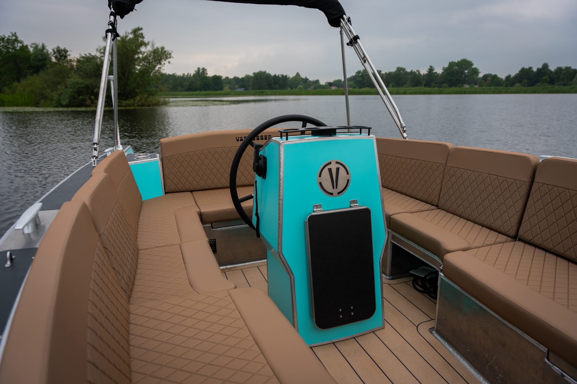 Van Vossen Plugin-E-Sport 650, cockpit met zitbanken en stuurconsole