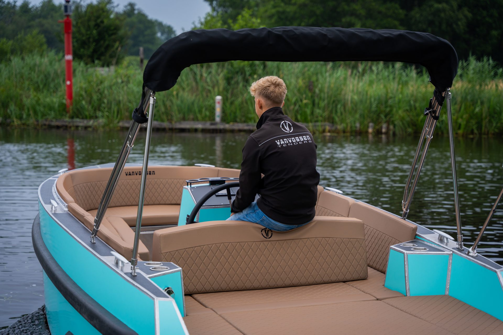 Van Vossen Plugin-E-Sport 650, man zit op zitbank boot
