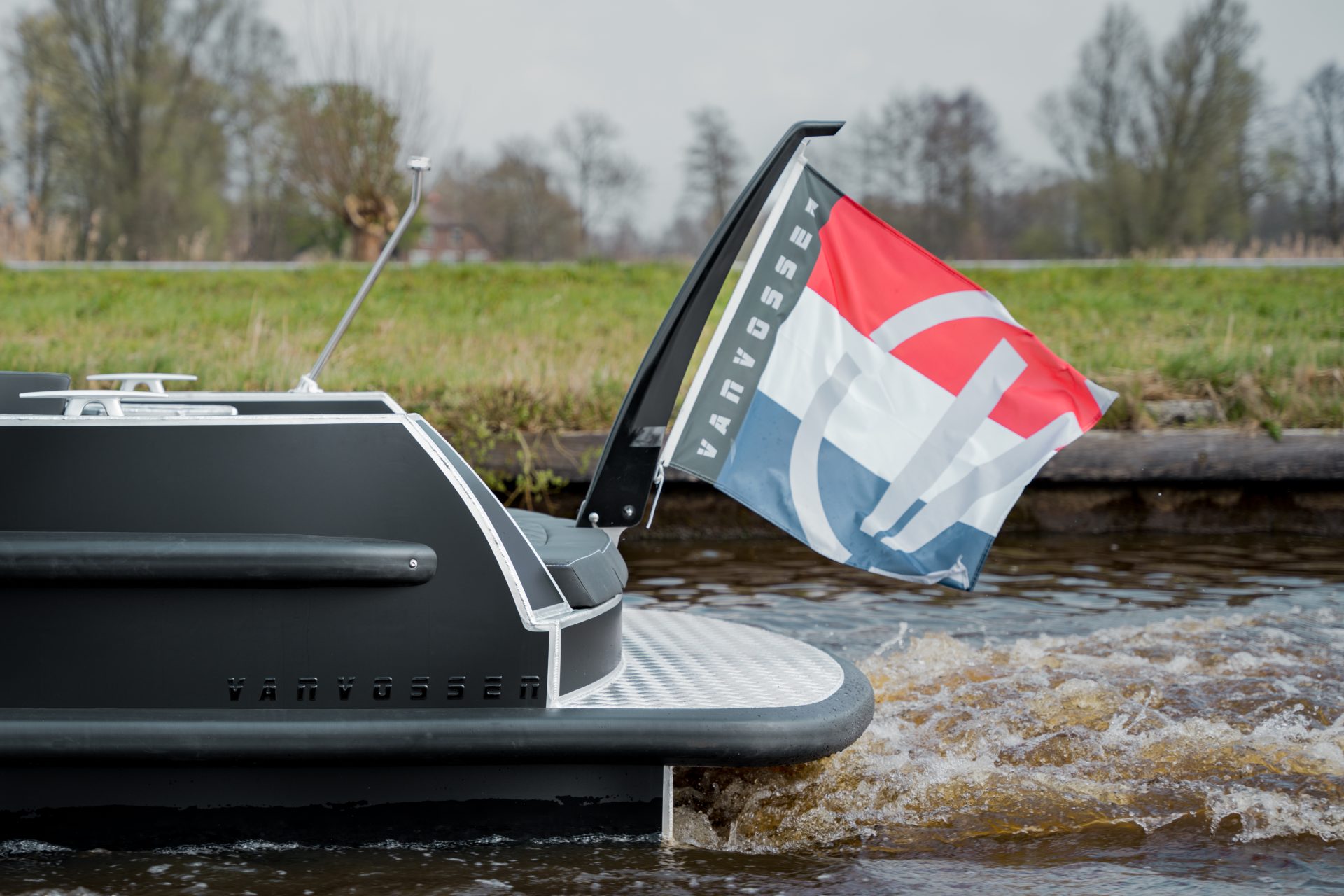Van Vossen Plugin-E-Tender 595, achtersteven met nederlandse vlag