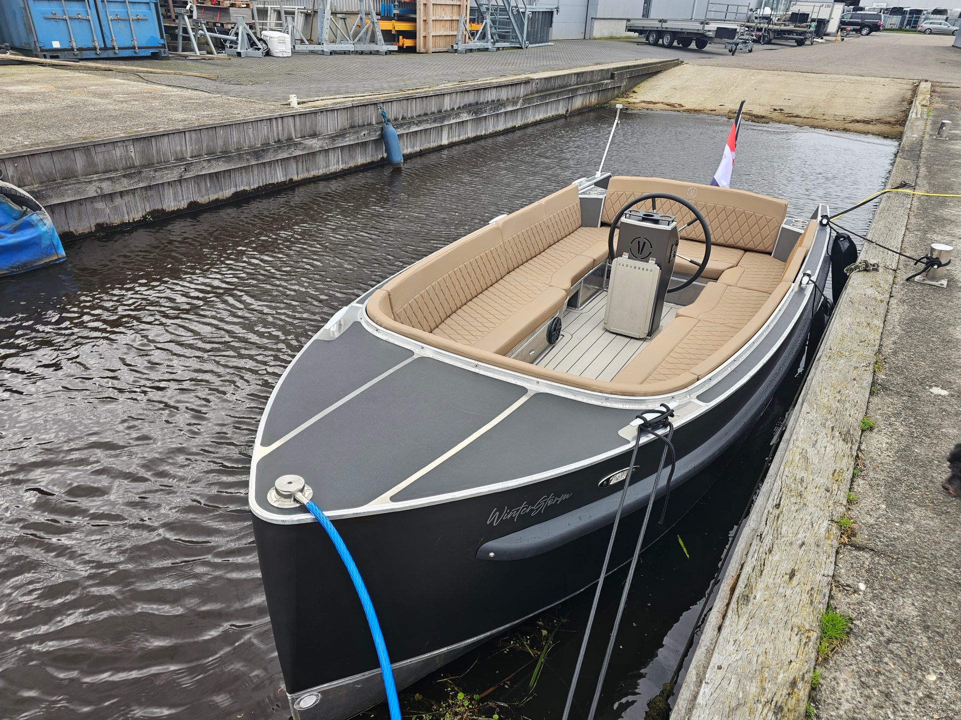 Van Vossen Plugin-E-Tender 595, boot afgemeerd aan kade