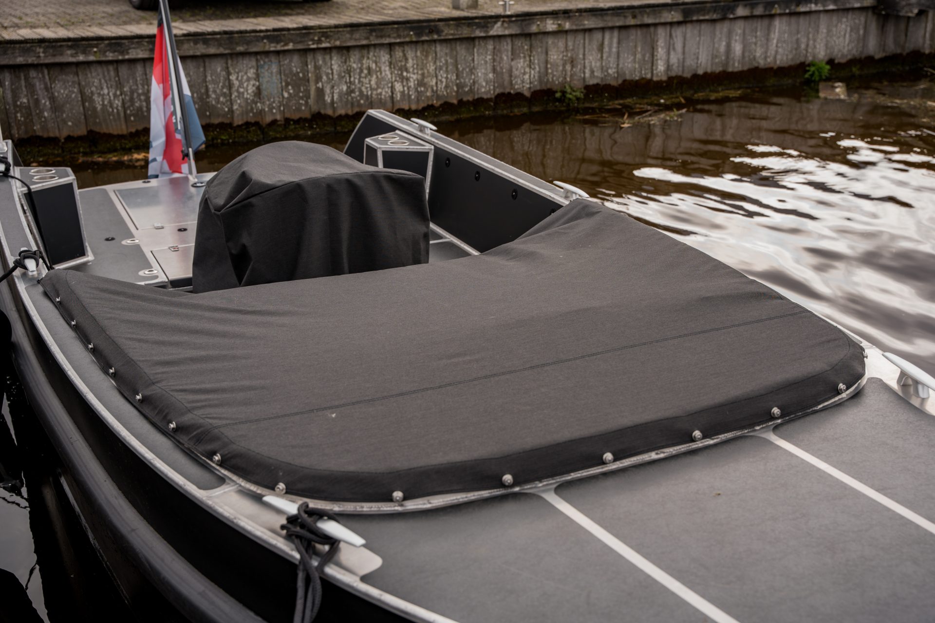 Van Vossen Plugin-E-Tender 595, boot met afdekhoes voorsteven