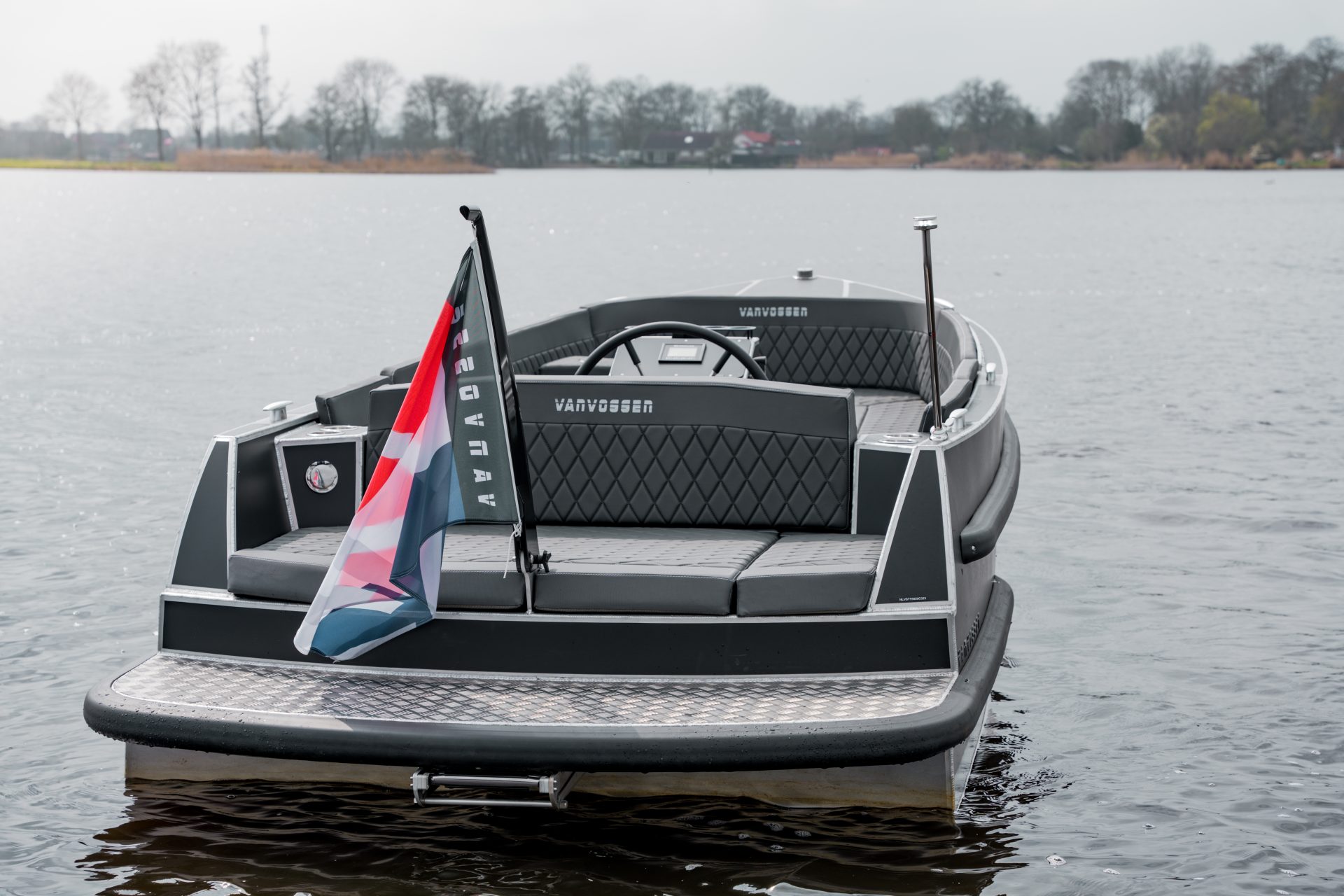Van Vossen Plugin-E-Tender 595, boot met nederlandse vlag op water