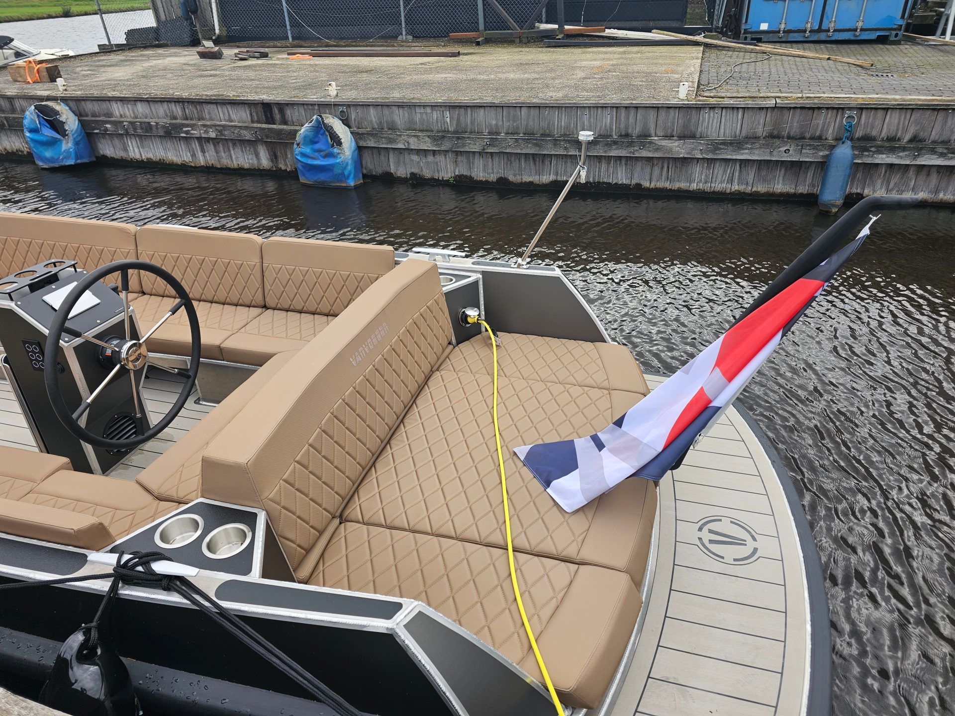 Van Vossen Plugin-E-Tender 595, boot met zitbank aangemeerd