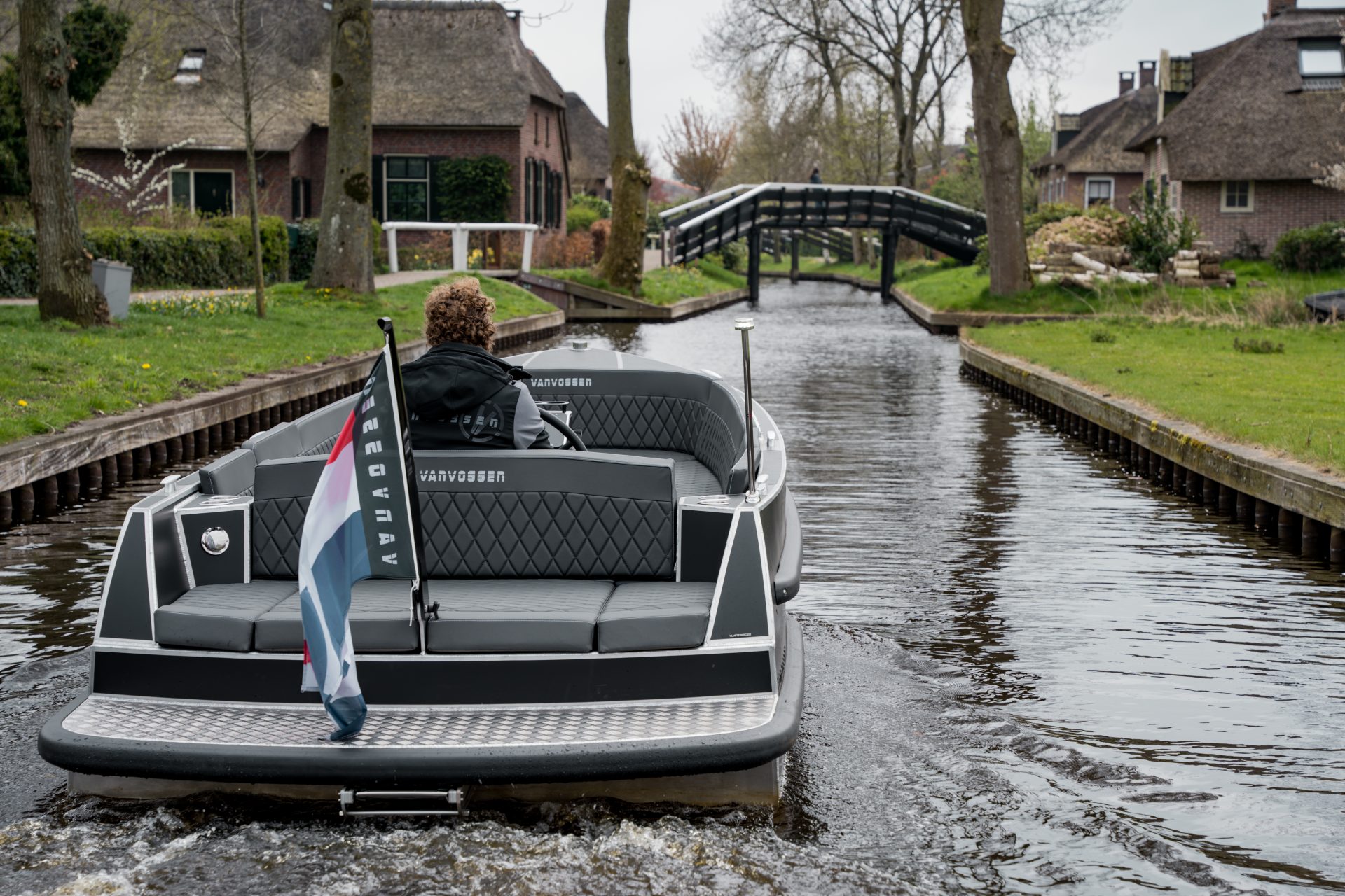 Van Vossen Plugin-E-Tender 595, boot vaart door dorpskanaal