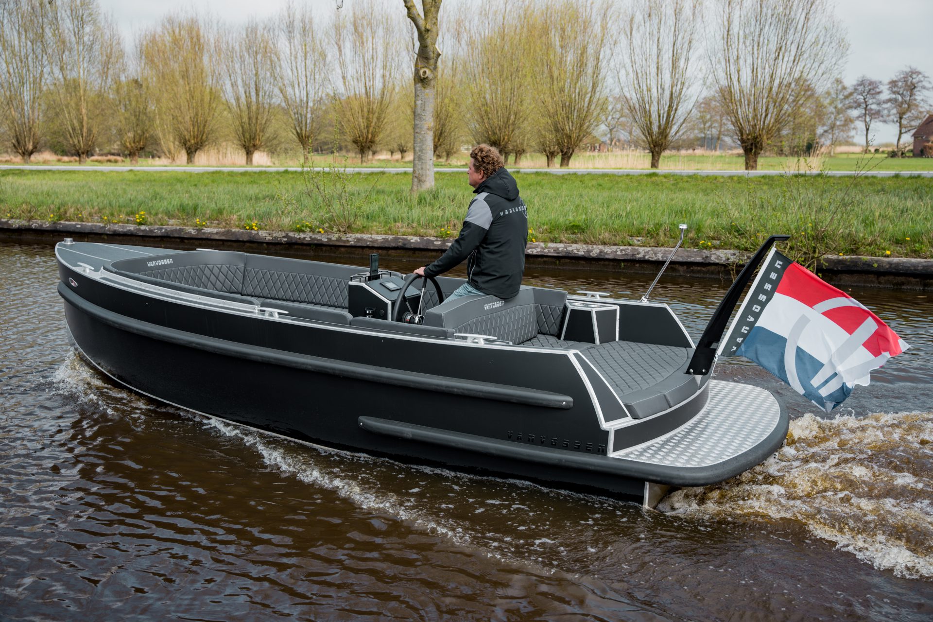 Van Vossen Plugin-E-Tender 595, boot varend door kanaal