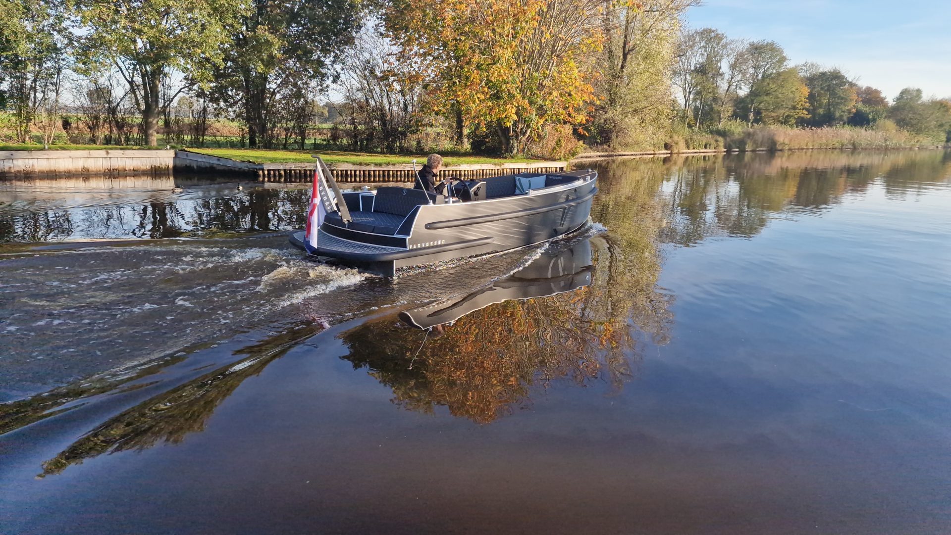 Van Vossen Plugin-E-Tender 595, boot varend op rivier