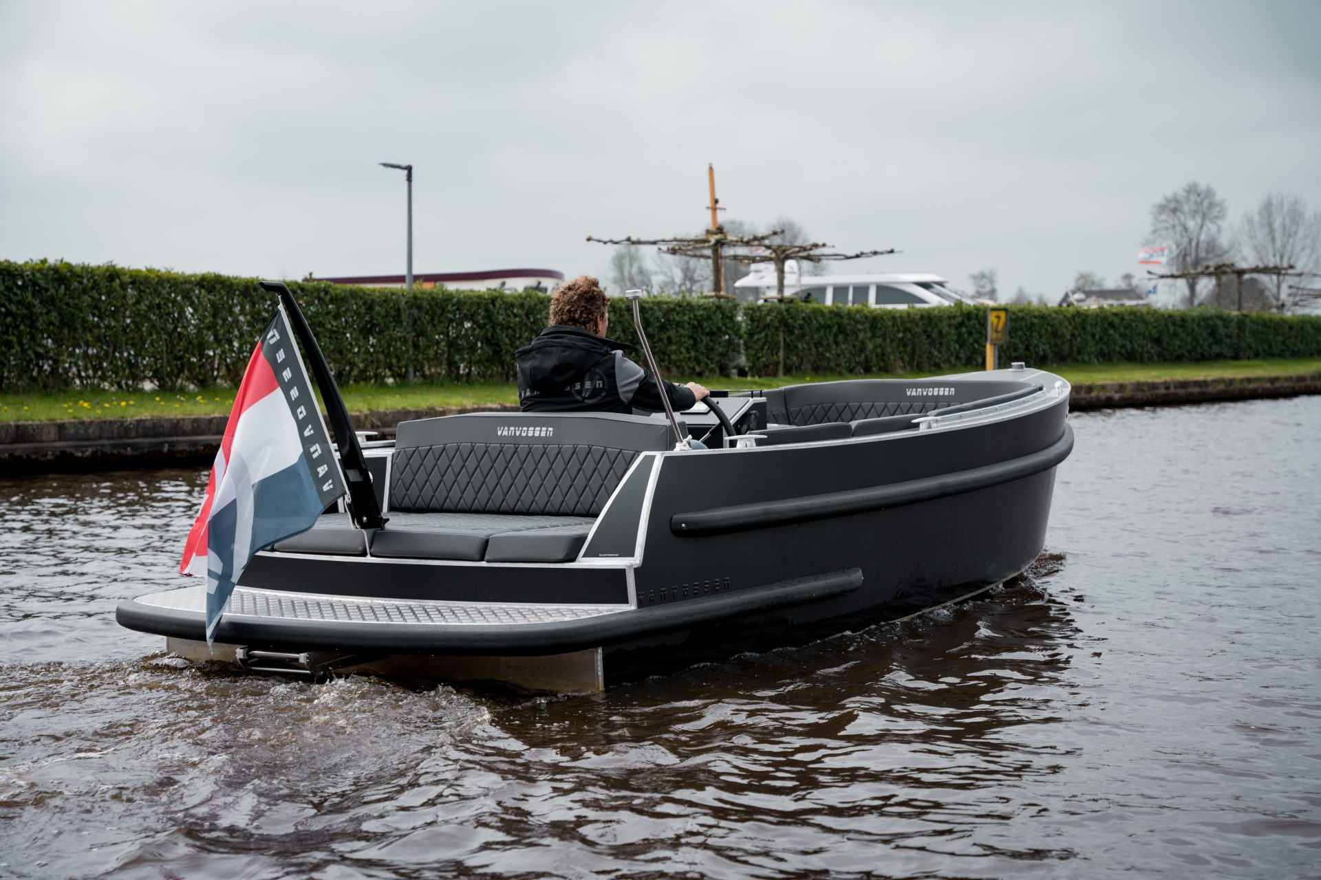 Van Vossen Plugin-E-Tender 595, boot varend op water met bestuurder