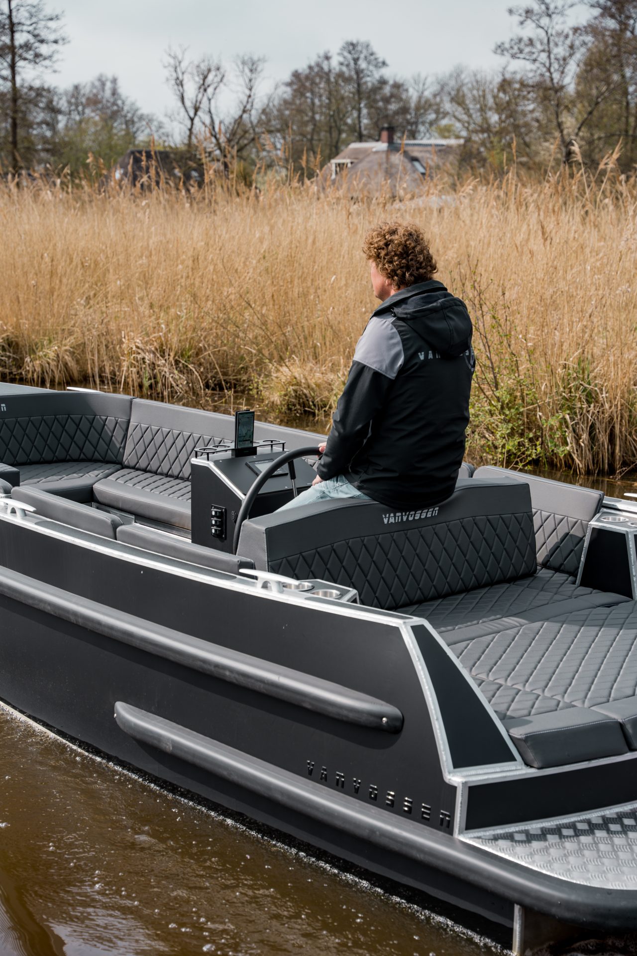 Van Vossen Plugin-E-Tender 595, man vaart boot door riet