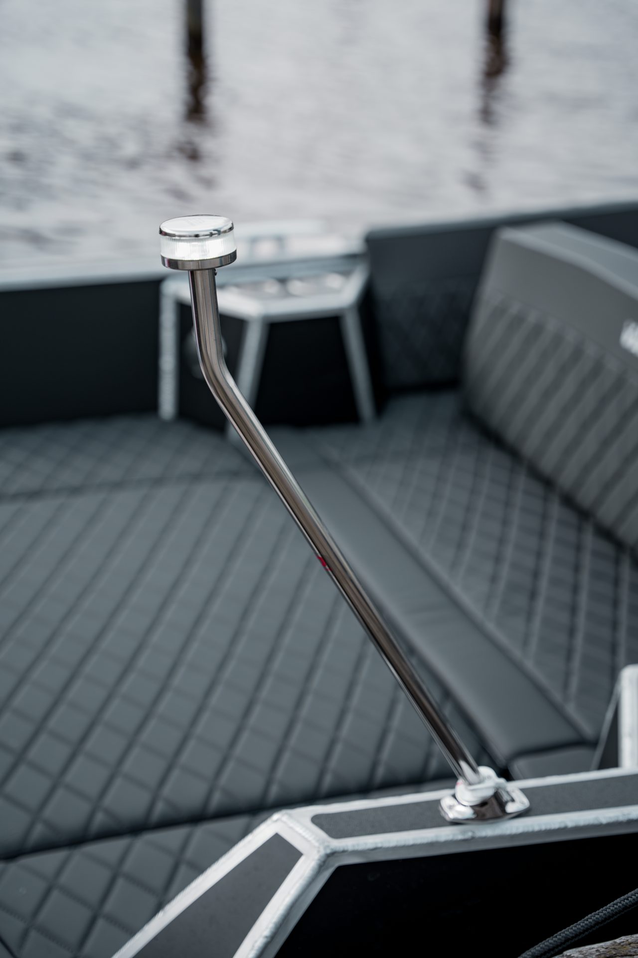 Van Vossen Plugin-E-Tender 595, navigatielicht op boot met zitbank