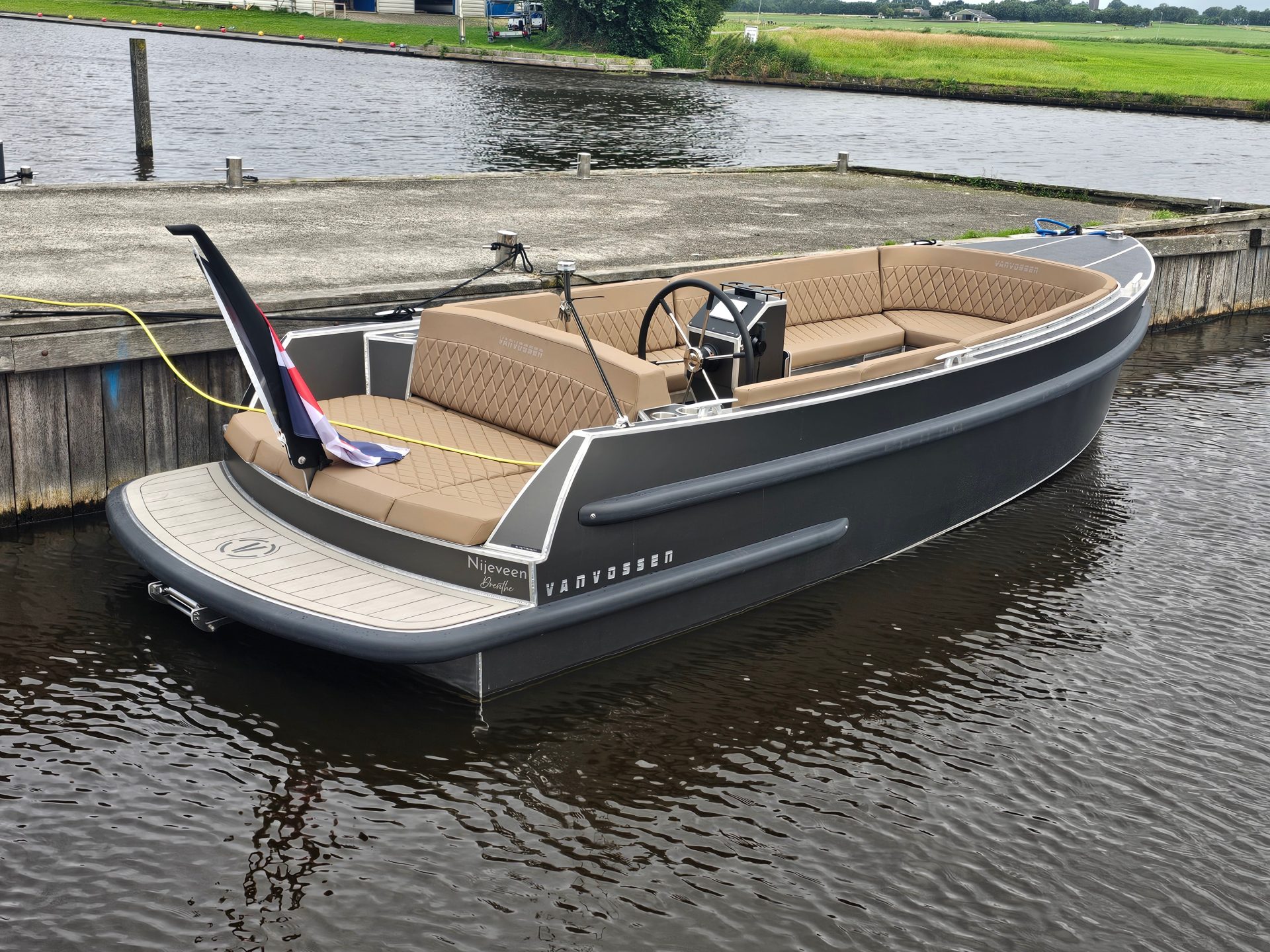 Van Vossen Plugin-E-Tender 595, sloep afgemeerd aan kade