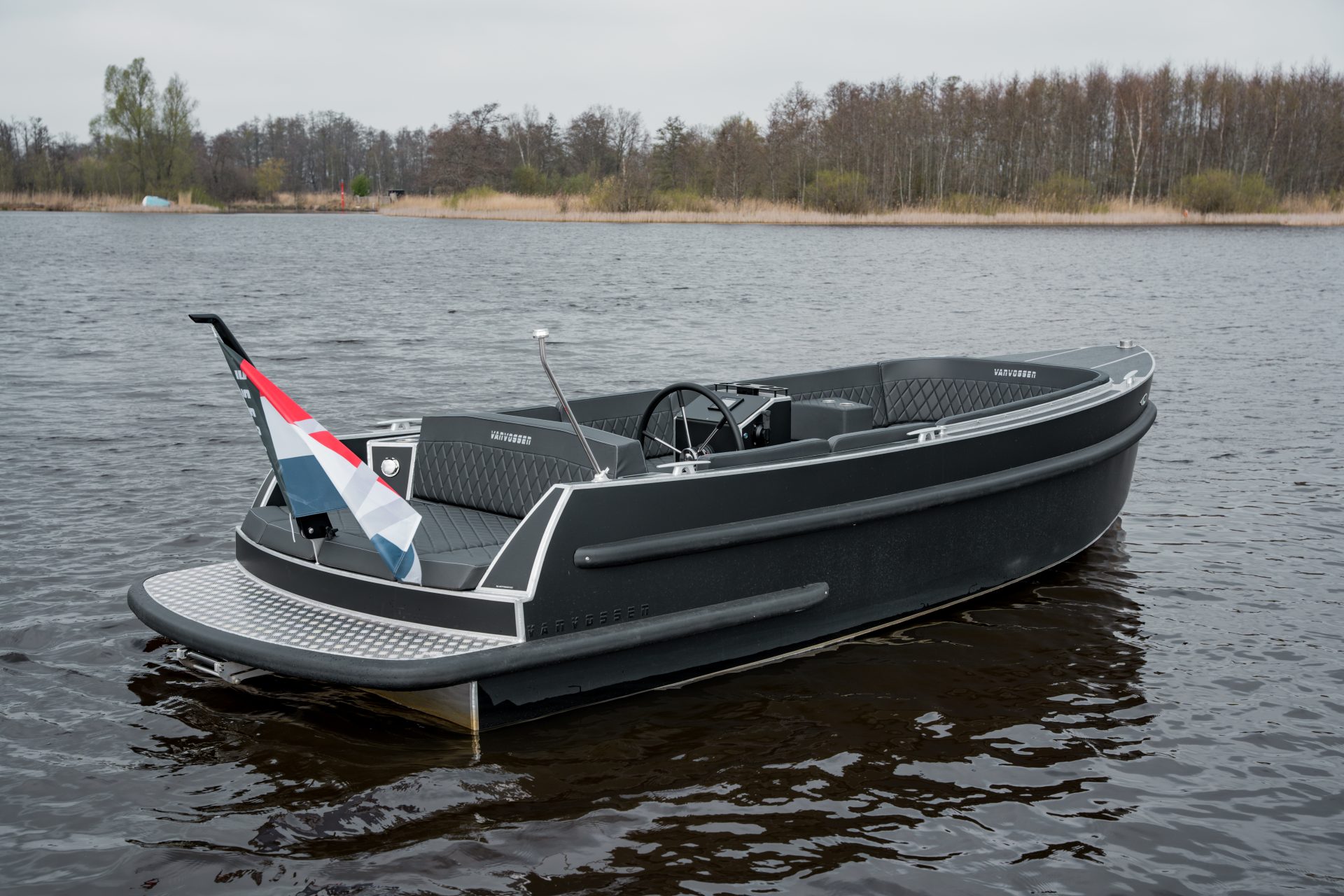 Van Vossen Plugin-E-Tender 595, sloep met nederlandse vlag op water