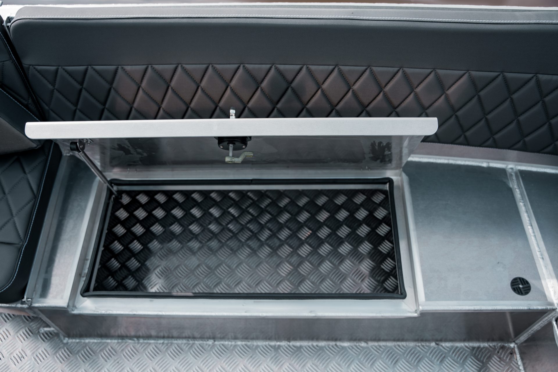 Van Vossen Plugin-E-Tender 595, opbergvak onder zitbank open