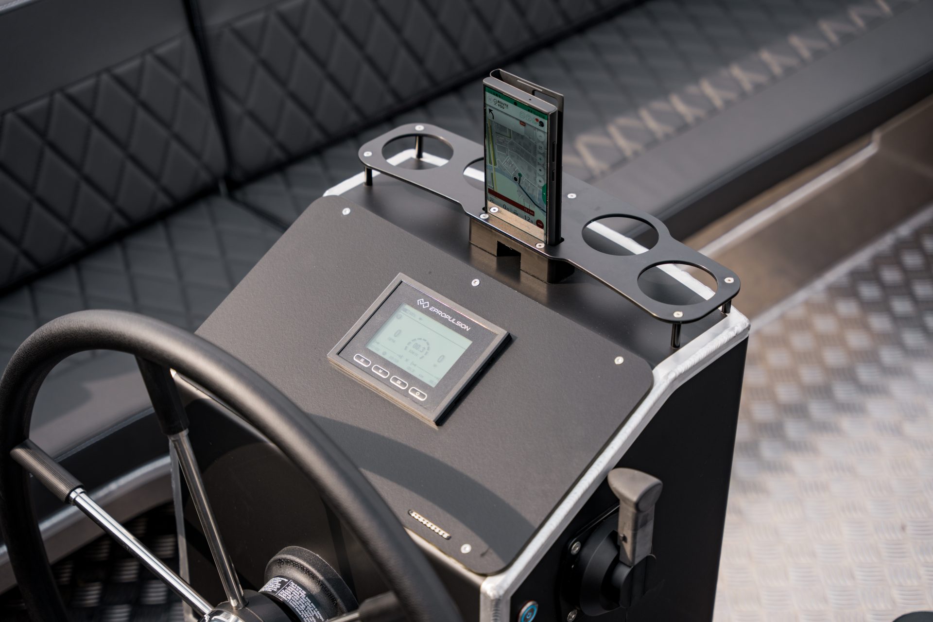 Van Vossen Plugin-E-Tender 595, stuurconsole met telefoonhouder en display