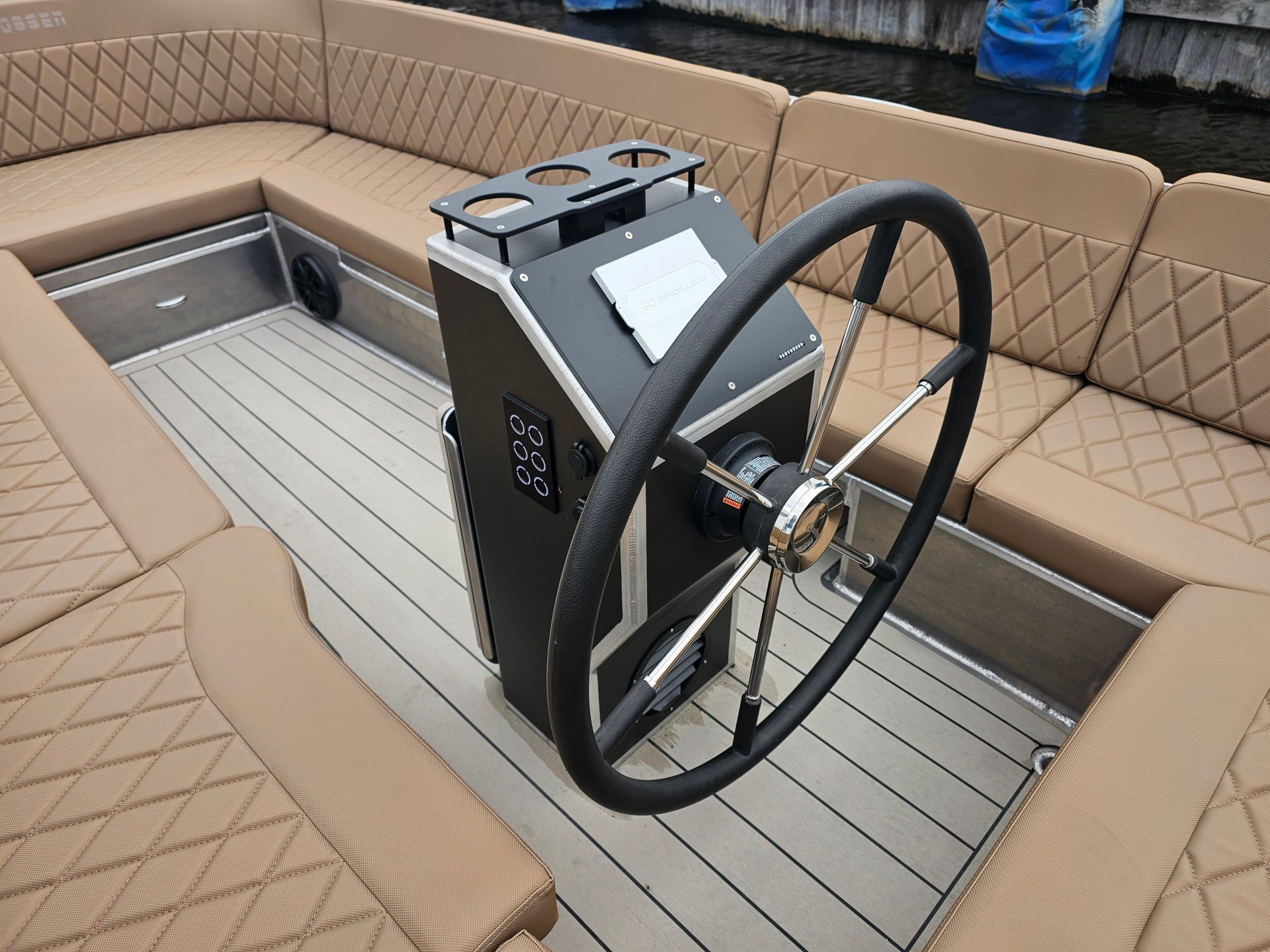 Van Vossen Plugin-E-Tender 595, stuurstand met zitbanken aan boord