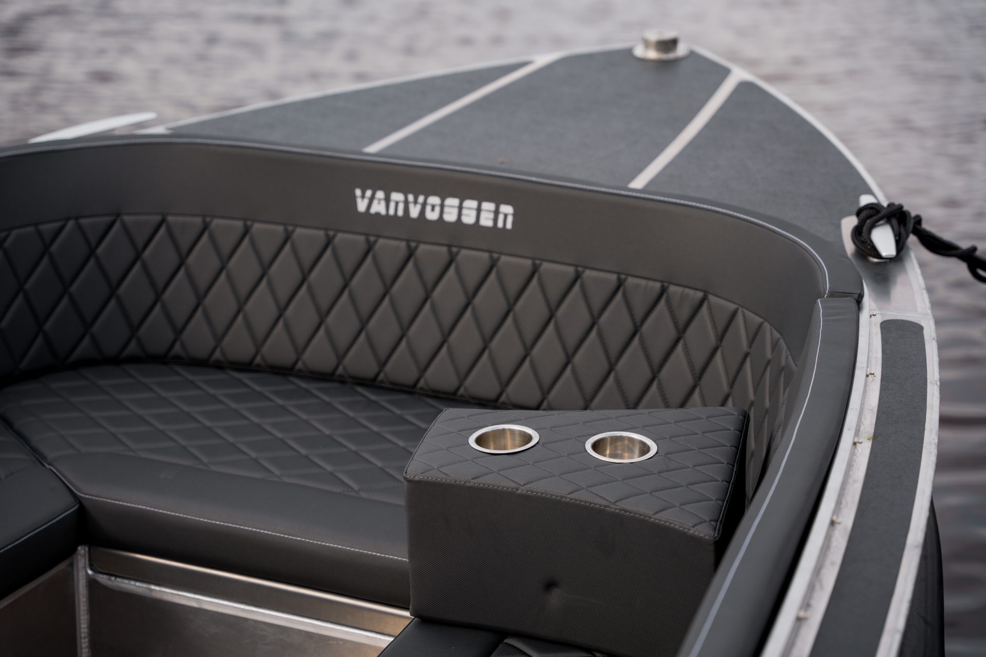 Van Vossen Plugin-E-Tender 595, zitbank met bekerhouders in boot