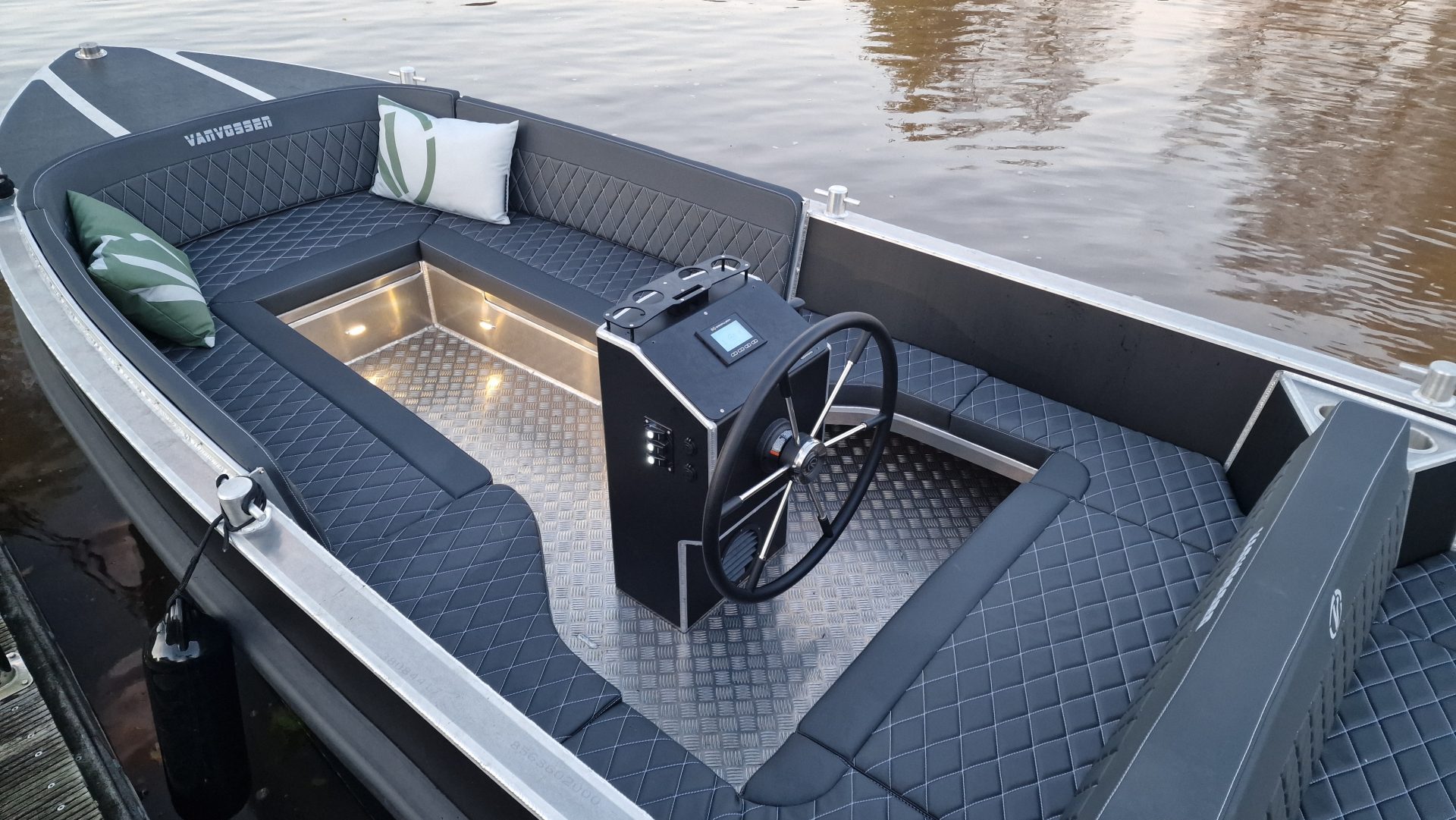 Van Vossen Plugin-E-Tender 595, zitbanken en stuurstand met kussens