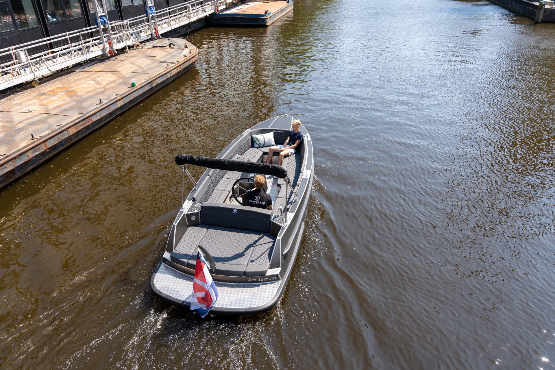 Van Vossen Plugin-E-Tender 650, boot vaart door gracht