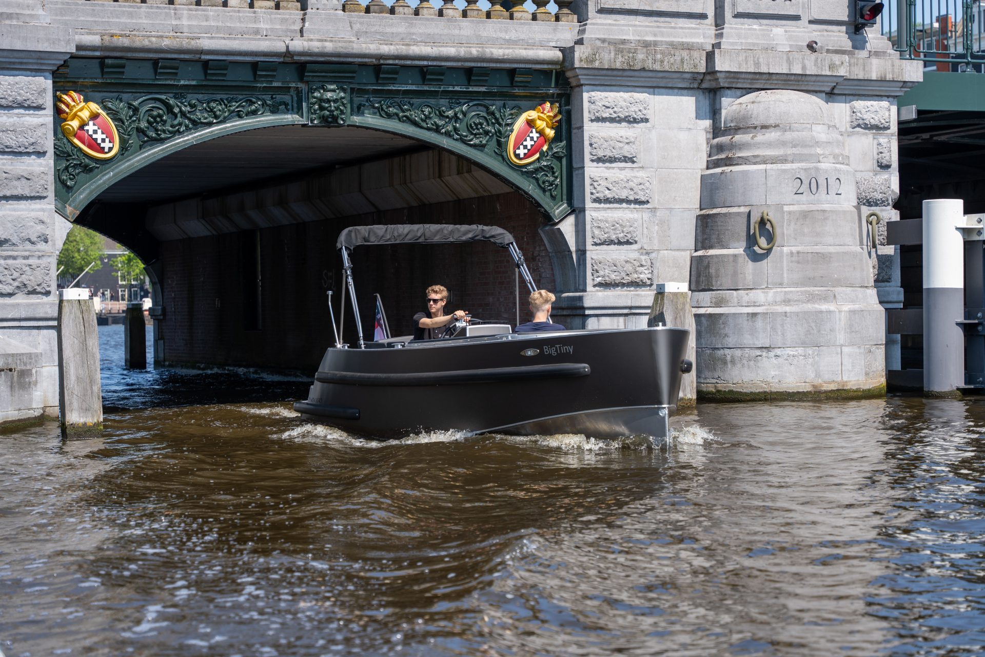 Van Vossen Plugin-E-Tender 650, boot vaart onder brug