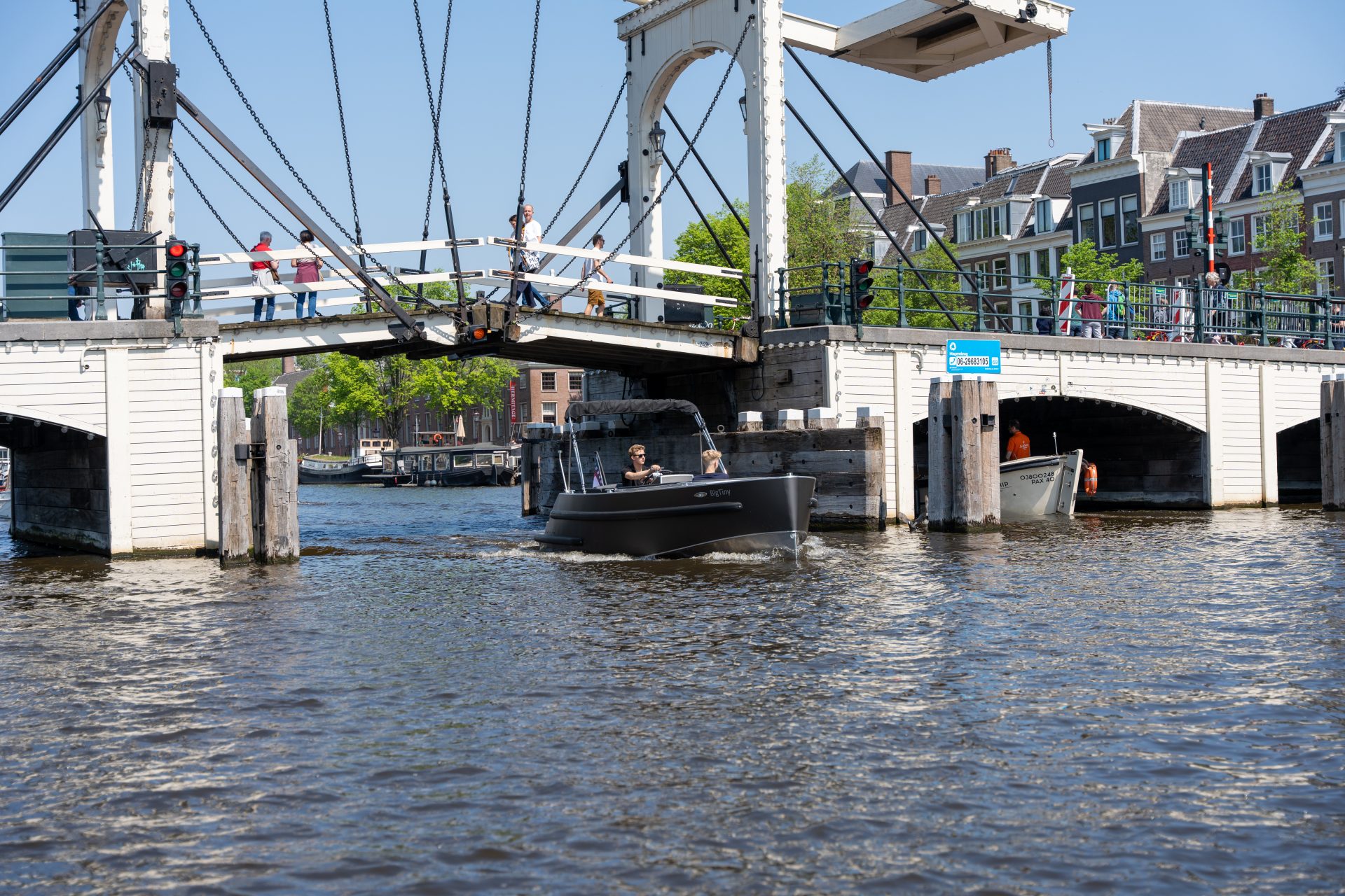 Van Vossen Plugin-E-Tender 650, boot vaart onder ophaalbrug
