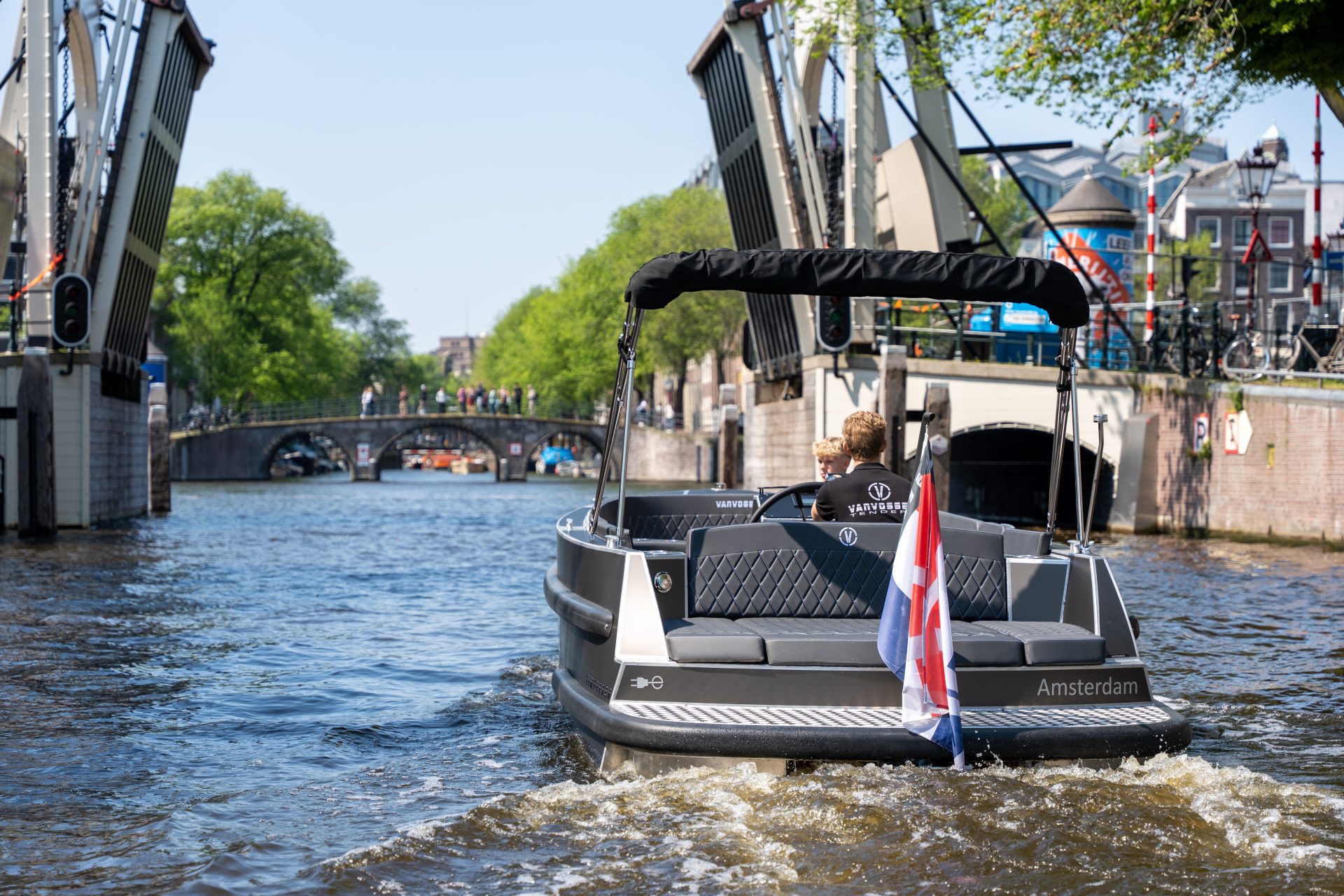 Van Vossen Plugin-E-Tender 650, boot vaart onder ophaalbrug
