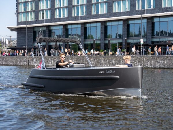 Van Vossen Plugin-E-Tender 650, boot varend door gracht stad
