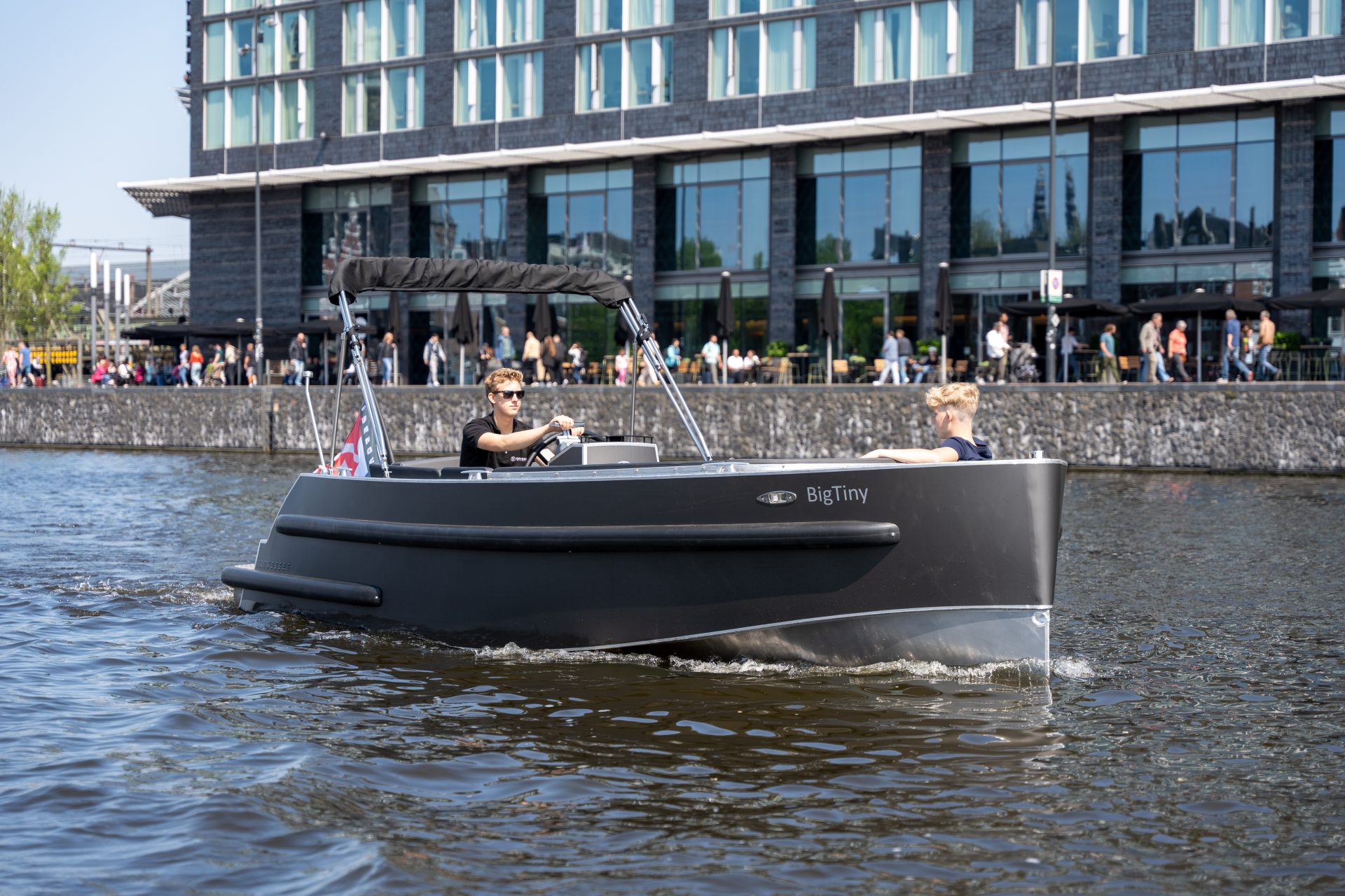 Van Vossen Plugin-E-Tender 650, boot varend door gracht stad