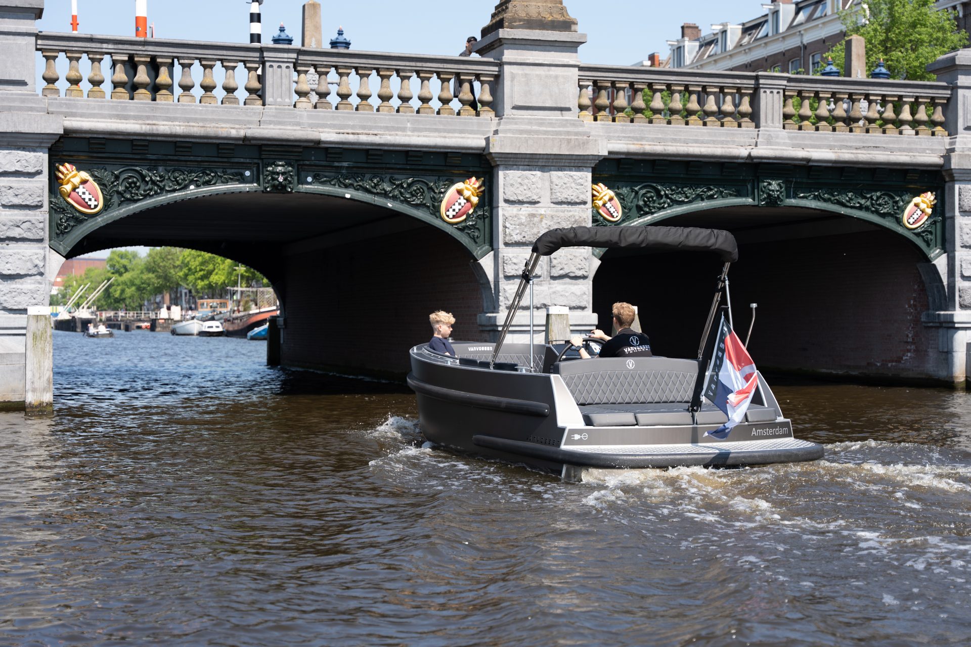 Van Vossen Plugin-E-Tender 650, boot varend onder brug