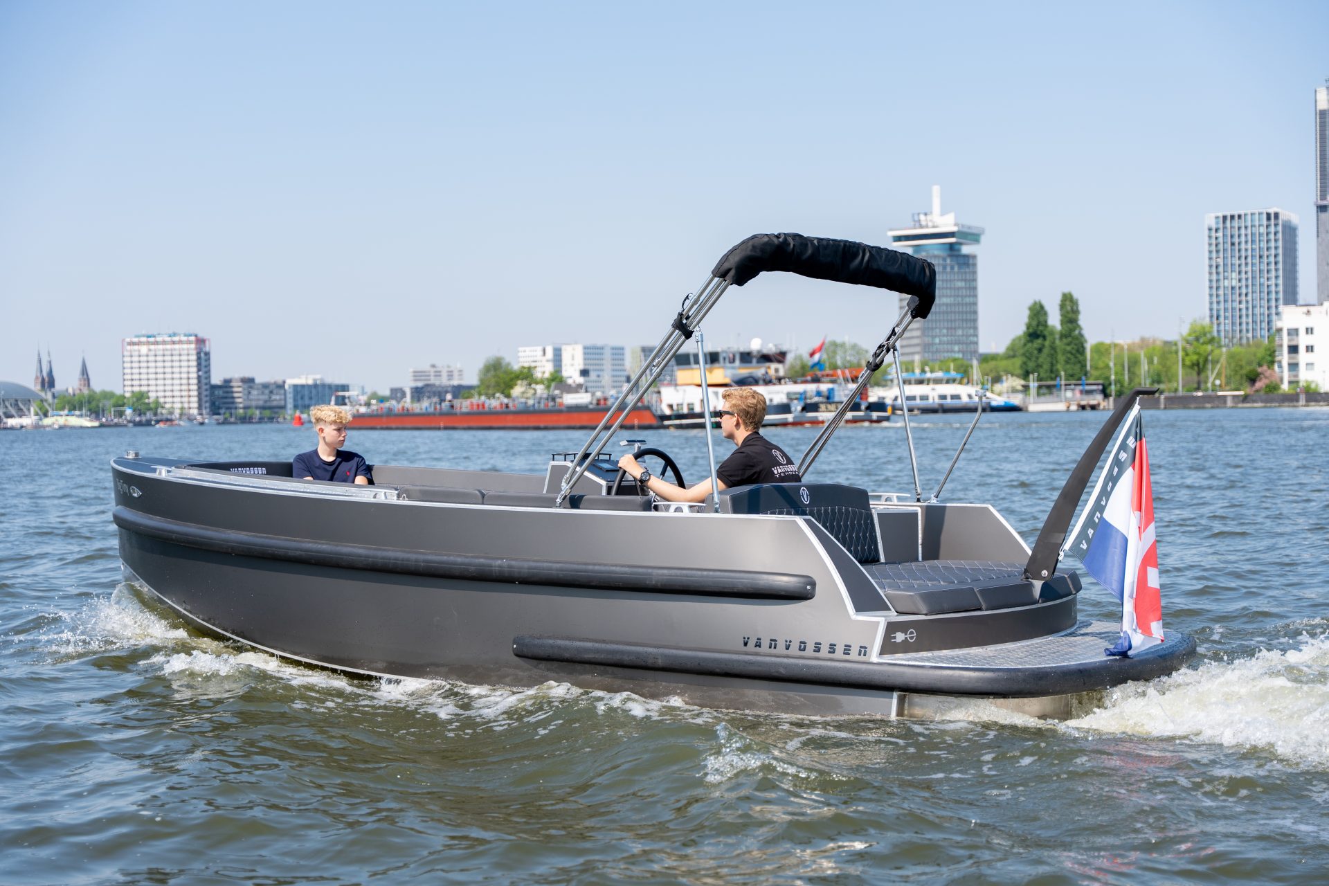 Van Vossen Plugin-E-Tender 650, boot varend op water