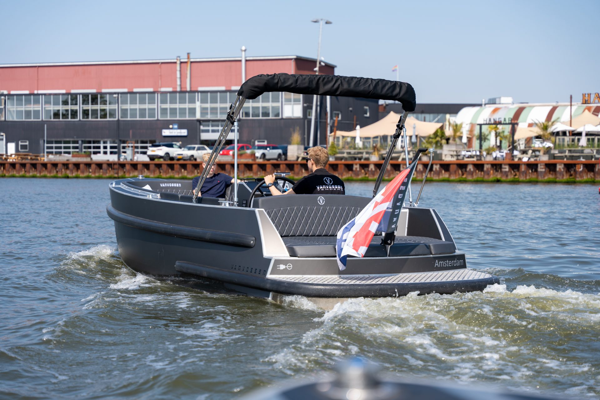 Van Vossen Plugin-E-Tender 650, boot varend op water