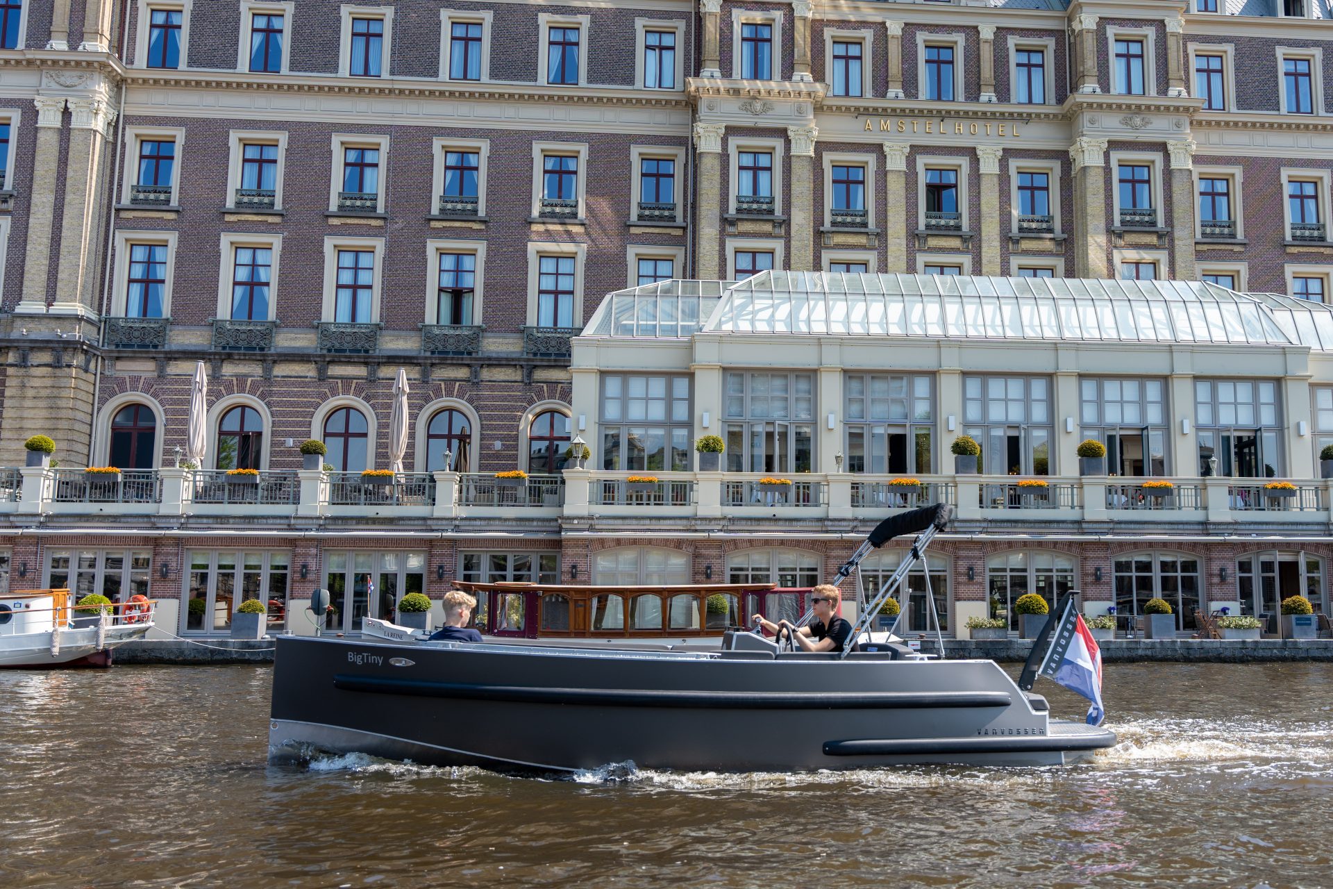 Van Vossen Plugin-E-Tender 650, boot varend voor hotel