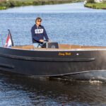Van Vossen Plugin-E-Tender 700, man vaart boot op kanaal