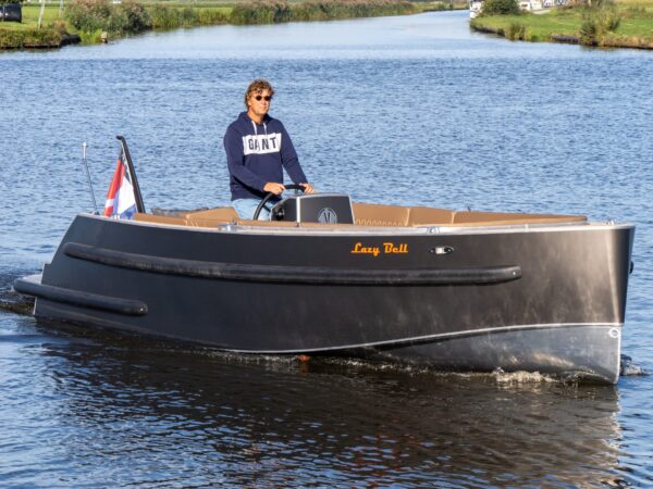 Van Vossen Plugin-E-Tender 700, man vaart boot op kanaal