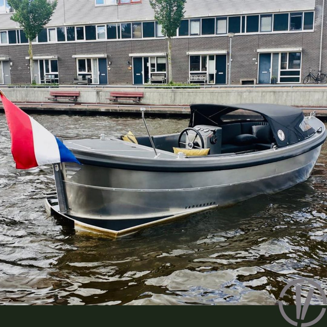 Van Vossen Sloep 550 Sport, boot met nederlandse vlag