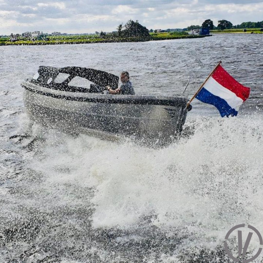 Van Vossen Sloep 550 Sport, boot varend met nederlandse vlag