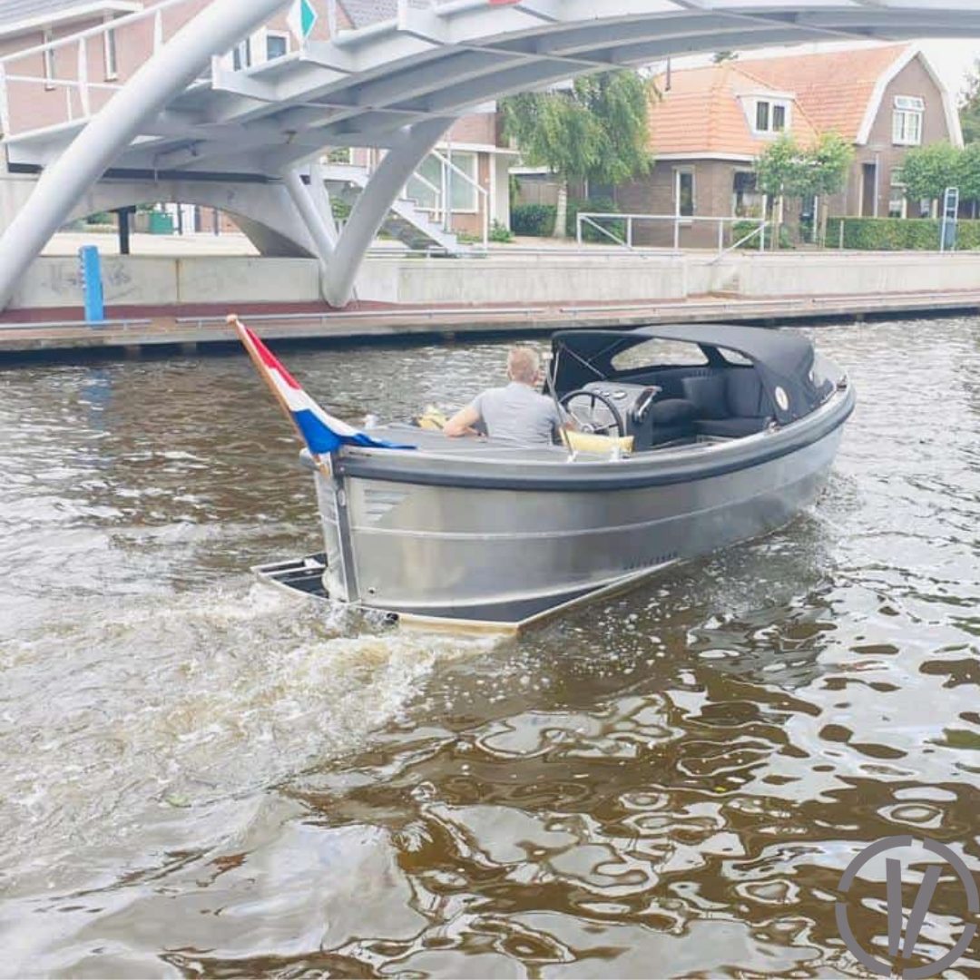 Van Vossen Sloep 550 Sport, boot varend onder brug