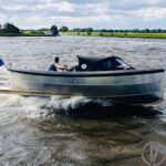 Van Vossen Sloep 550 Sport, boot varend op rivier
