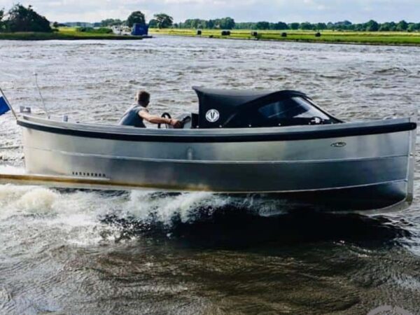 Van Vossen Sloep 550 Sport, boot varend op rivier