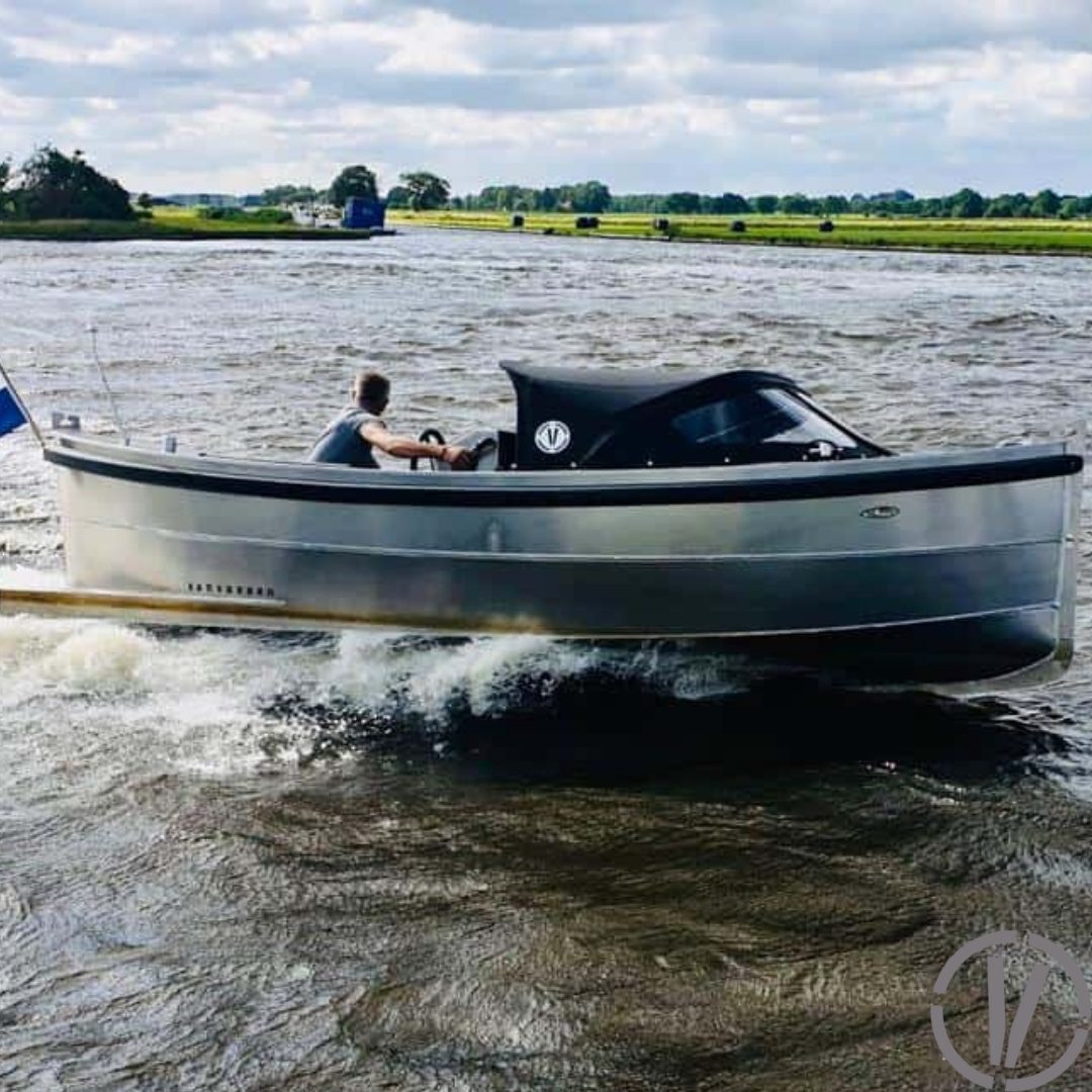 Van Vossen Sloep 550 Sport, boot varend op rivier