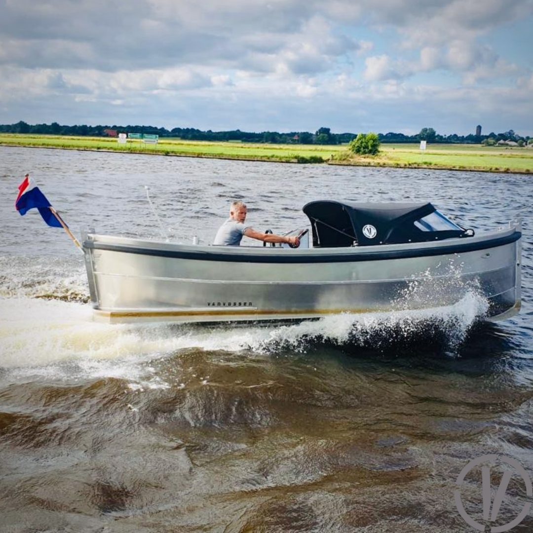 Van Vossen Sloep 550 Sport, boot varend op rivier