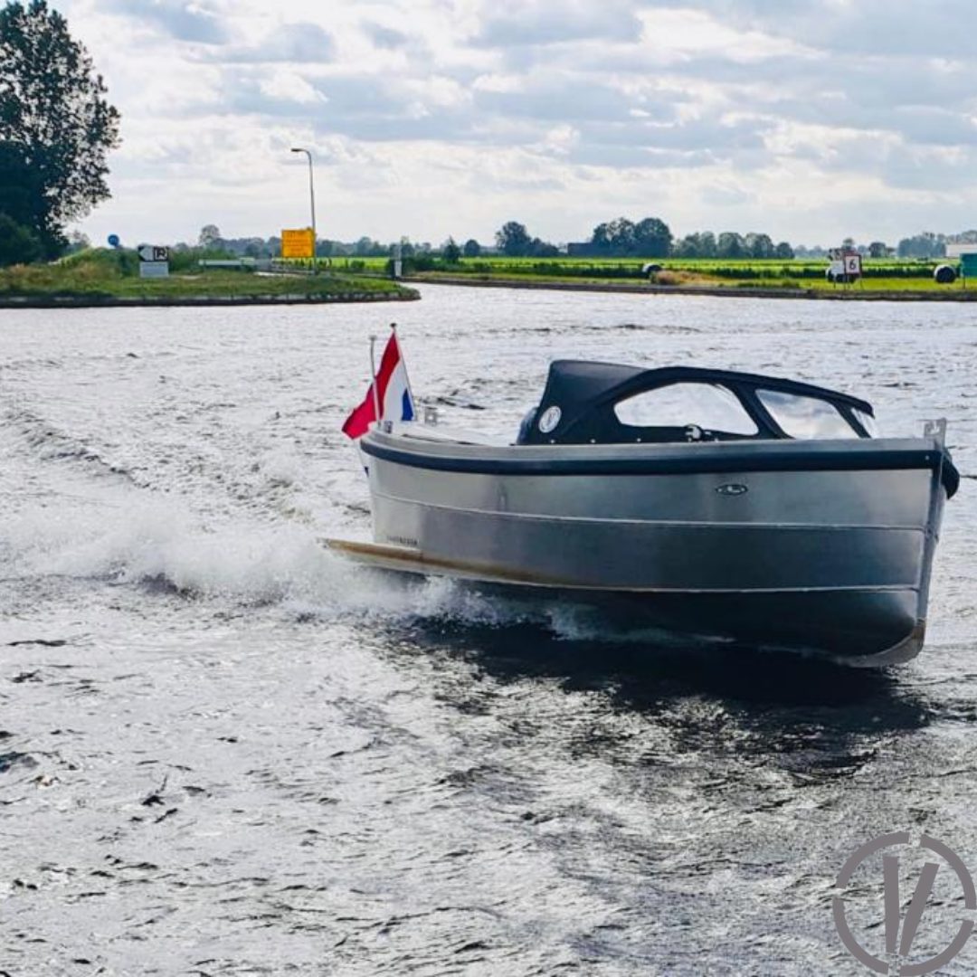 Van Vossen Sloep 550 Sport, boot varend op rivier