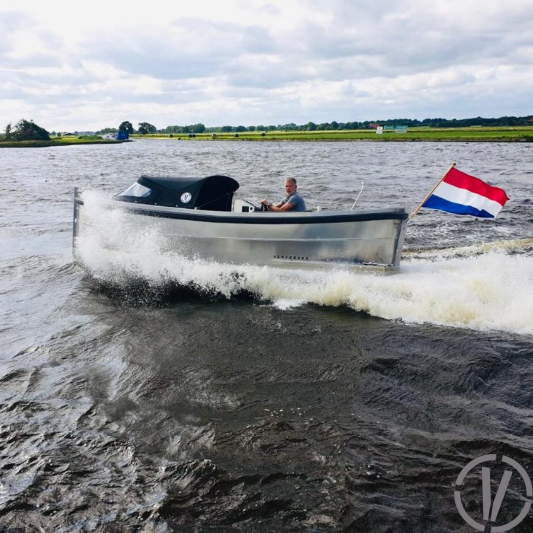 Van Vossen Sloep 550 Sport, boot varend op water met vlag