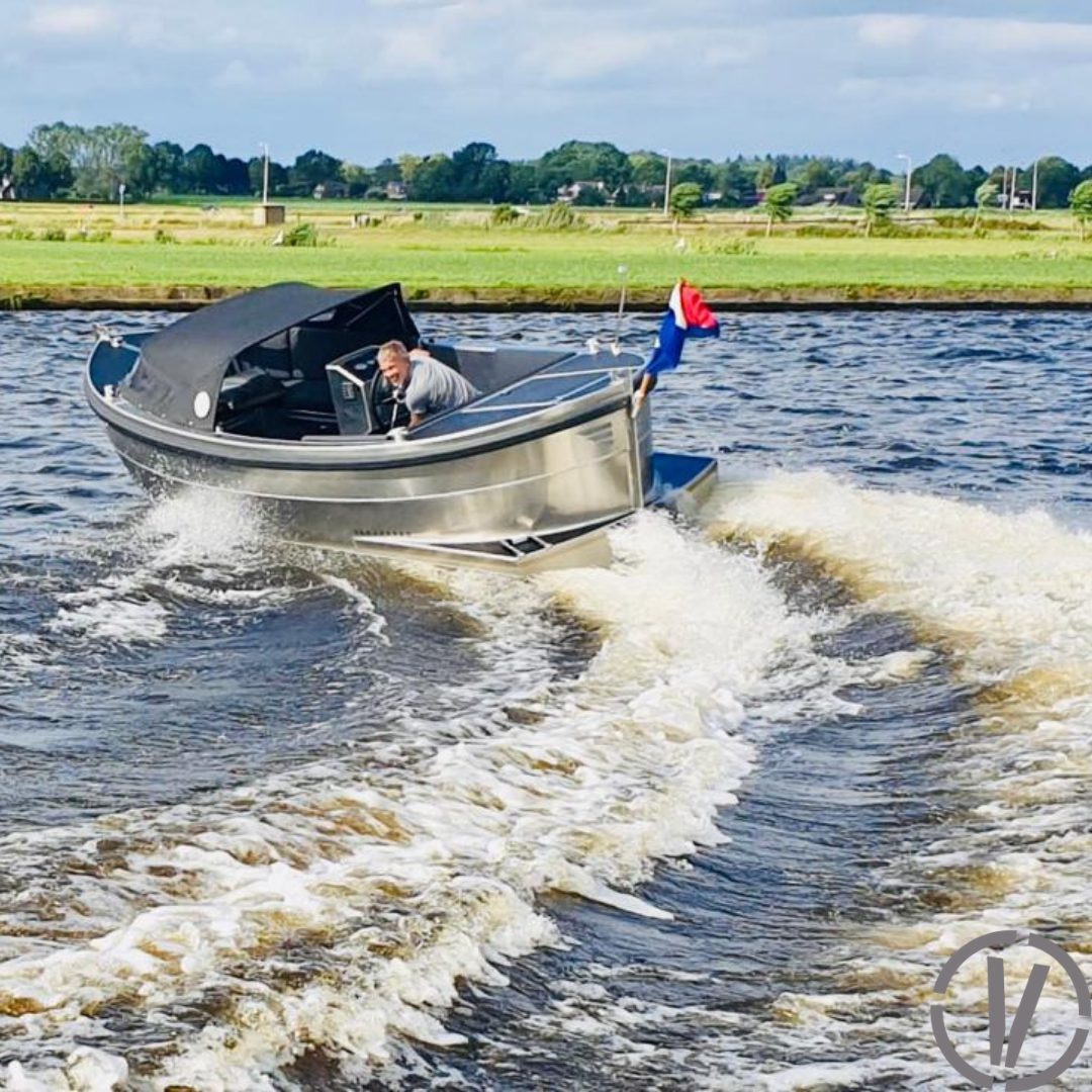 Van Vossen Sloep 550 Sport, boot varend op water