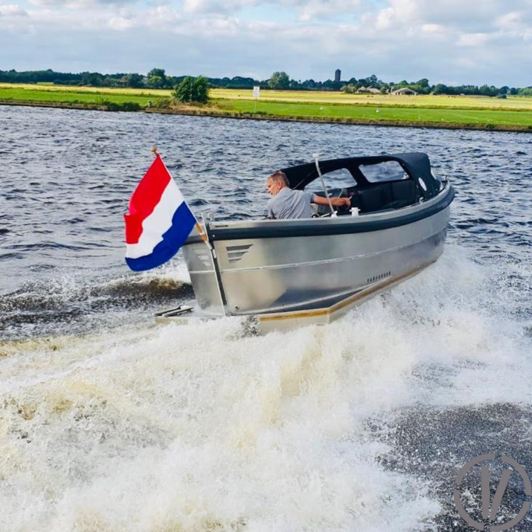 Van Vossen Sloep 550 Sport, boot varend op water